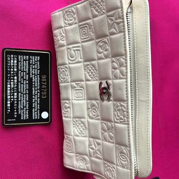 Authentic Chanel  In a beautiful color and very good condition - Picture 5 of 11